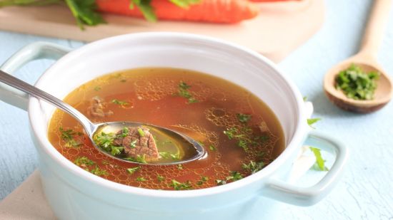 Un buen caldo casero para templar el cuerpo en estos fríos días