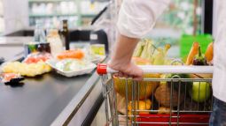 Comprar mucho en un supermercado