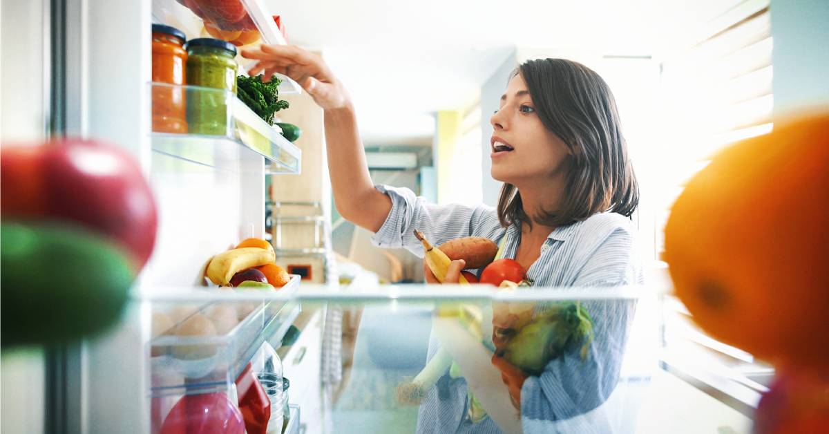 Bebidas y salsas; huevos; carnes y pescados; fruta y verdura; y lácteos: así debes conservarlos en tu nevera.