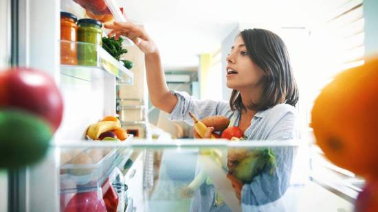 Bebidas y salsas; huevos; carnes y pescados; fruta y verdura; y lácteos: así debes conservarlos en tu nevera.