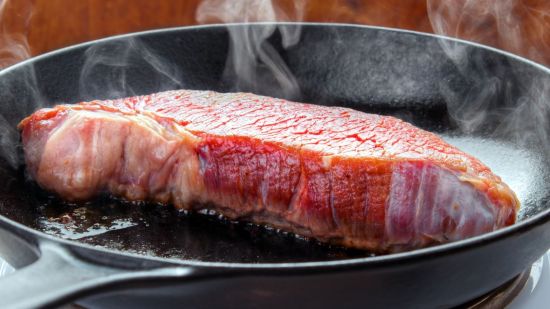 Por qué encoge la carne en la sartén y suelta espuma