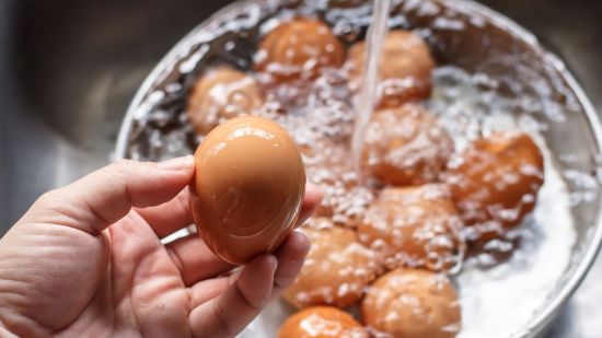 Debemos lavar los huevos