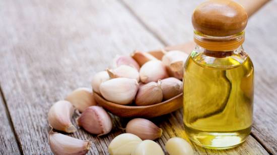 El motivo por el que debes empezar a sofreír el ajo en el aceite frío