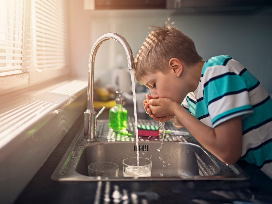 Es mejor el agua mineral que el agua del grifo