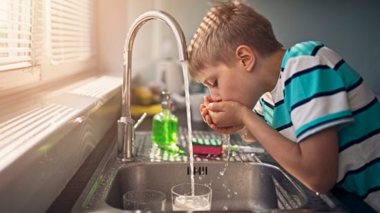 Es mejor el agua mineral que el agua del grifo