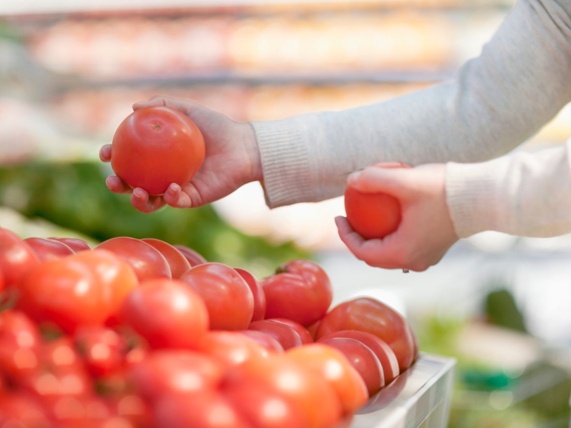 Comprando tomates en el supermercado
