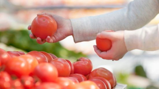 Comprando tomates en el supermercado