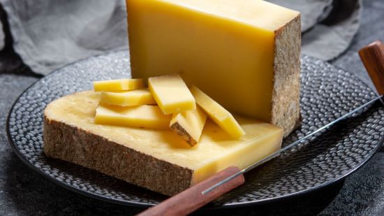 Se puede comer la corteza del queso