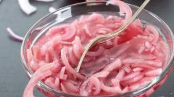 Cómo hacer cebolla encurtida en casa para acompañar tus ensaladas