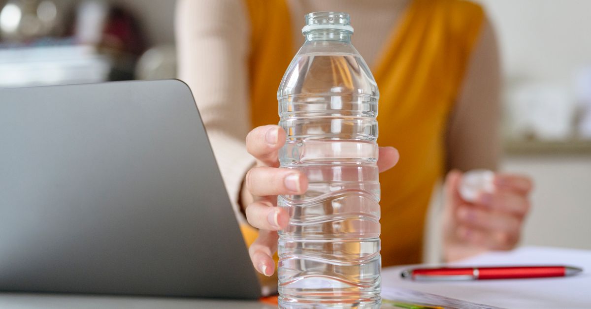 ¿Por qué se recomienda no rellenar las botellas de agua?