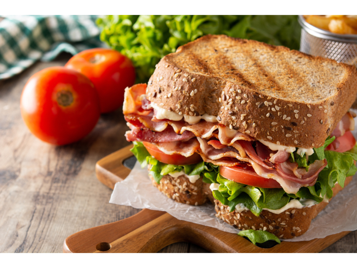 Sándwich de beicon, queso, tomate y lechuga