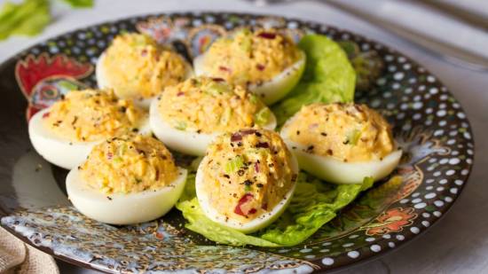 Huevos rellenos: versiones para reinventar este clásico del verano