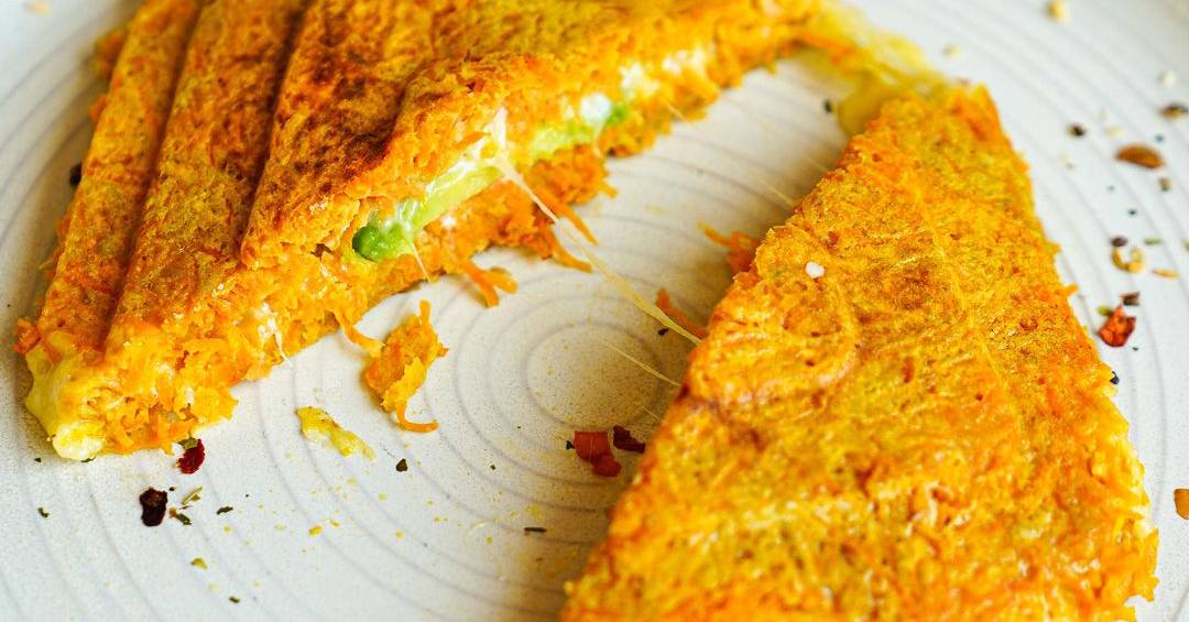 Sandwich con pan de zanahoria, el bocado que te sorprenderá y resolverá tus cenas