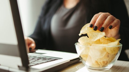 Estrés y mala alimentación: ¿por qué comemos peor cuando estamos estresadas?