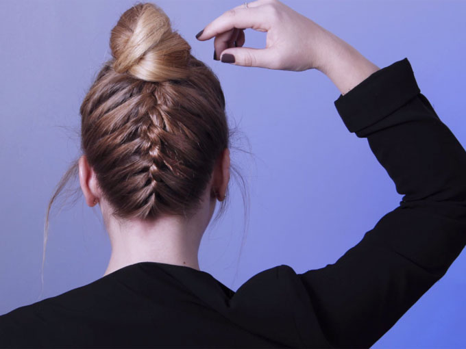 moño despeinado con trenza invertida