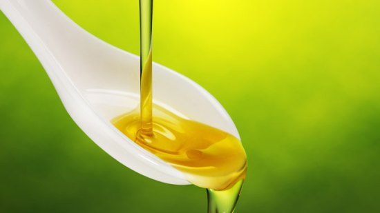 aceite de oliva virgen extra sobre una cuchara