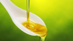 aceite de oliva virgen extra sobre una cuchara
