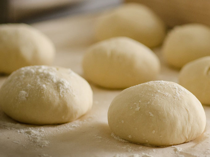 Cómo bolear una masa de pan