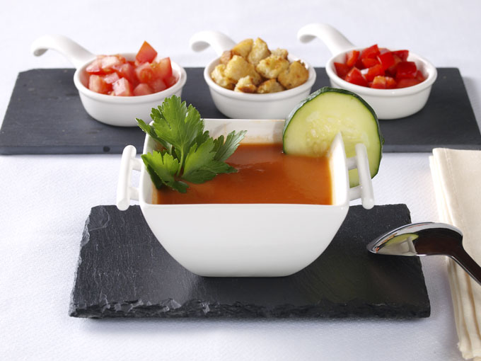 gazpacho y su guarnición