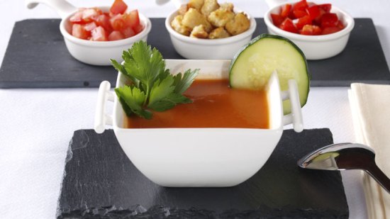 gazpacho y su guarnición