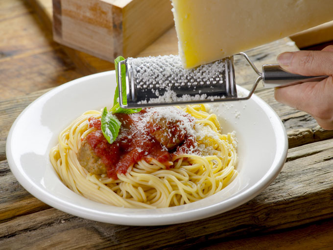 Novatos en la cocina. ¿Qué rallador elegir para no cortarte?
