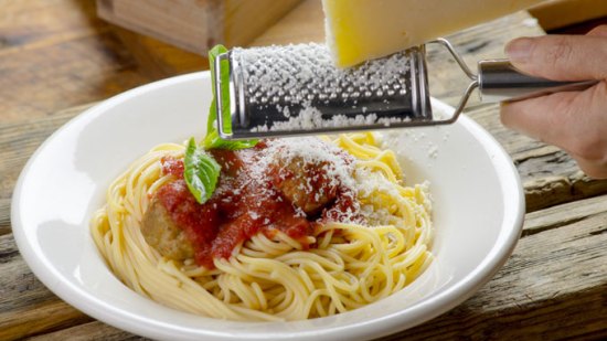 Novatos en la cocina. ¿Qué rallador elegir para no cortarte?