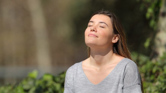 Mujer tomando el sol