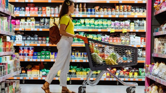 Mujer supermercado con carro de la compra