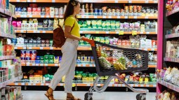 Mujer supermercado con carro de la compra