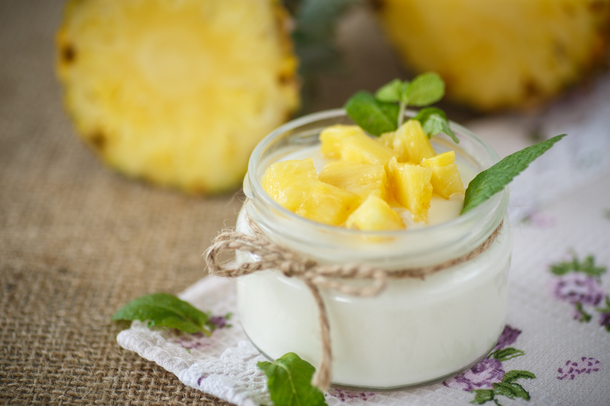 Crema de yogur con piña bañada en ron