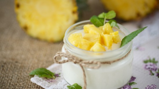 Crema de yogur con piña bañada en ron