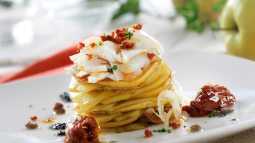 Milhojas de patata, foie y manzana caramelizada