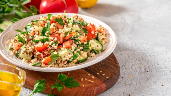 Ensalada de quinoa, naranja y pepino