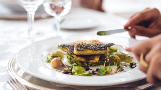 Por qué deberías comer el pescado con piel