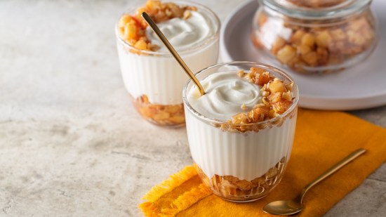 Manzanas caramelizadas con yogur griego