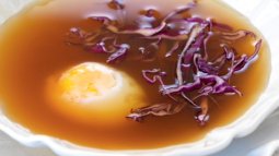 Huevo a baja temperatura en caldo de jamón y juliana de coles