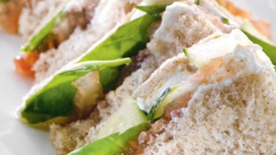 Sándwich de pan integral con pepino