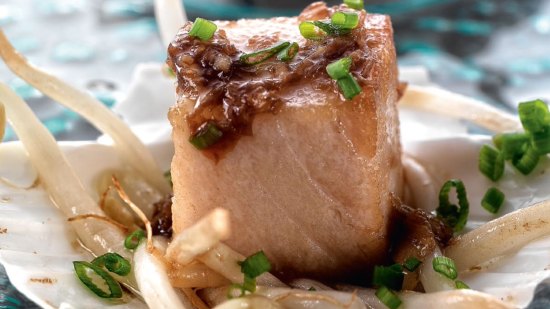 Taquito de atún en lecho de brotes de soja