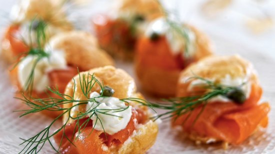 Profiteroles de salmón ahumado y crema agria