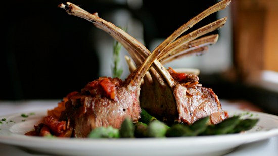 Carré de cordero al horno con patatas asadas