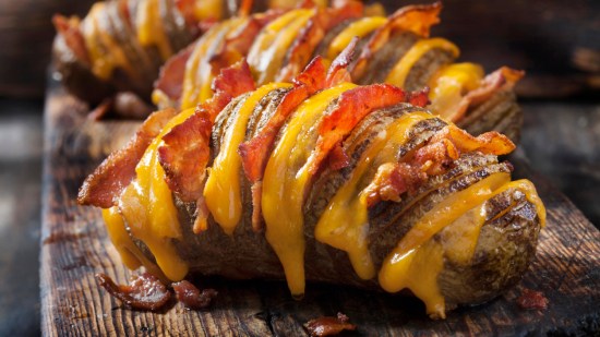 Patatas hasselback con queso y beicon