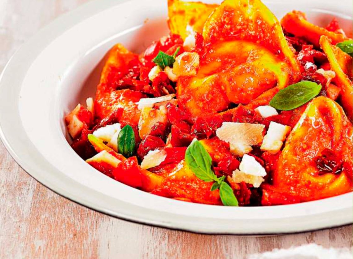 'Tortellini' al pesto rojo con tomate y pecorino