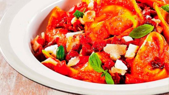 'Tortellini' al pesto rojo con tomate y pecorino