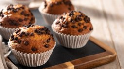 Magdalenas clásicas con crema de cacahuete