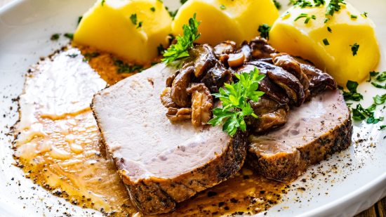 Tosta de lomito de presa curada, mostaza Karashi-ko, setas e Idiazábal