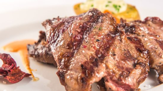 Presa ibérica, puré de cebolla, migas y jugo de cerdo