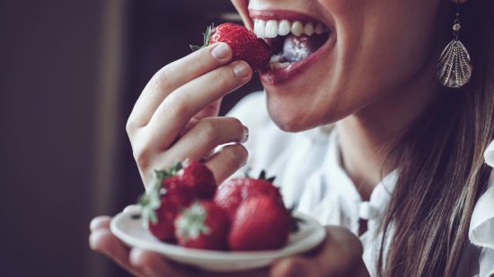 Estos cinco alimentos pueden afectar al color de tus dientes