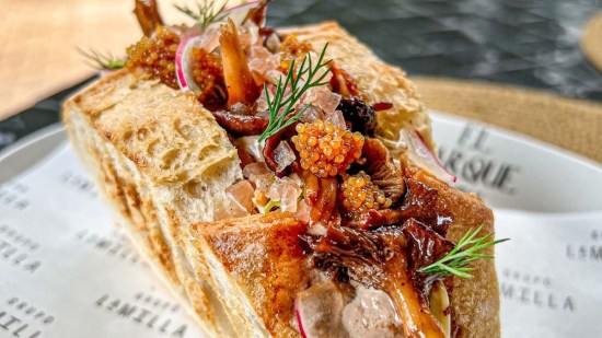 Bocadillo de perdiz escabeche