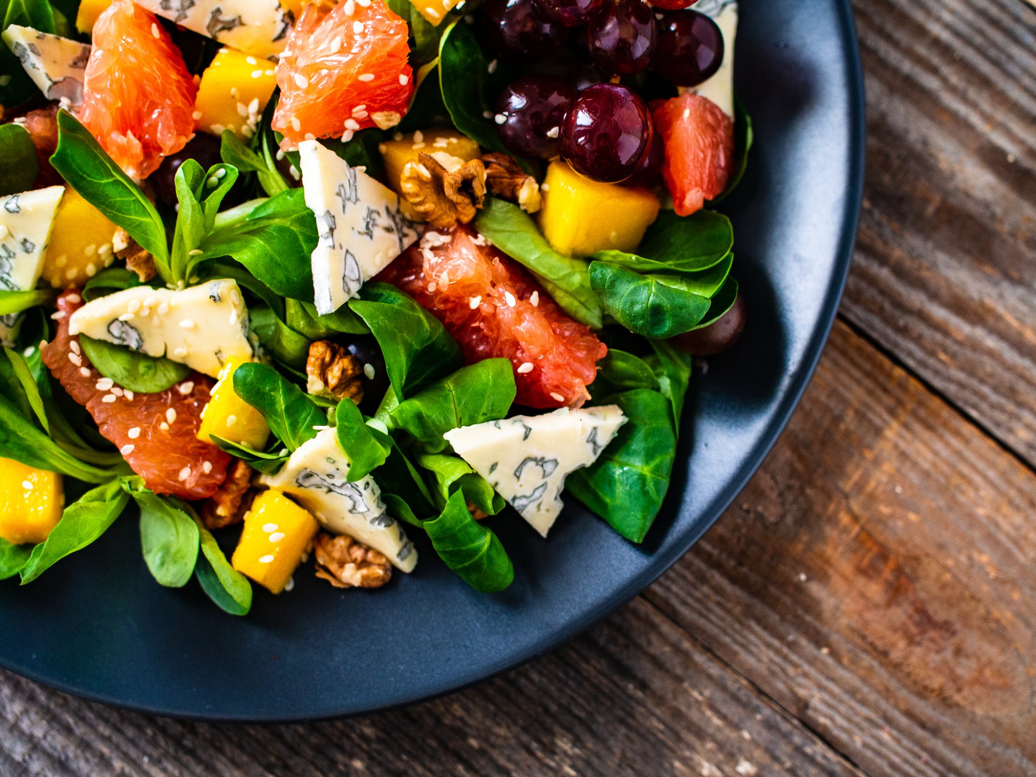 Ensalada de espinacas, mango salteado y queso azul: la receta ligera pero sabrosa que te gustará