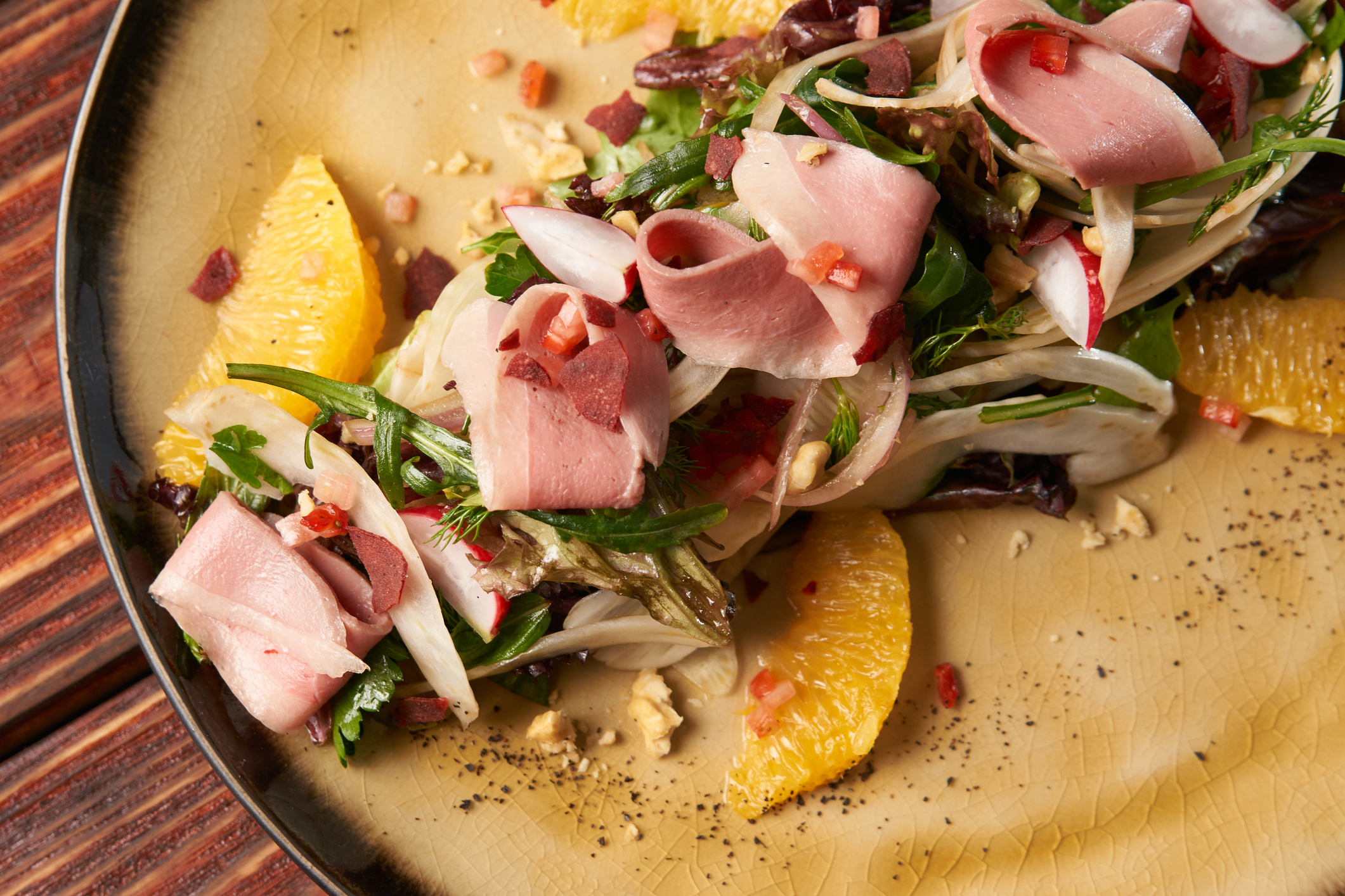 Ensalada de naranja, pechuga de pato ahumada y zanahoria, un plato lleno de sabor fácil de hacer